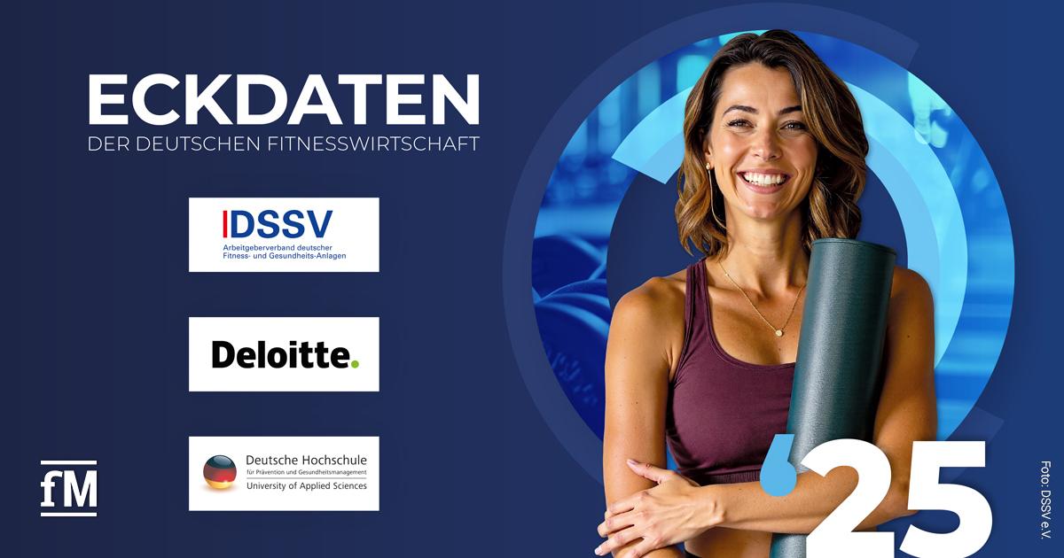 Die Aufschrift 'Eckdaten der deutschen Fitnesswirtschaft 2025“ prangt oben links in weißen Lettern auf dunkelblauem Grund. Mittig darunter auf der linken Bildhälfte stehen die Logos der beteiligten Institutionen: DSSV, Deloitte und Deutsche Hochschule für Prävention und Gesundheitsmanagement. Rechts ist eine sportliche, lächelnde Frau in Sportkleidung zu sehen, die eine Yogamatte hält. Im Hintergrund sind stilisierte Kreiselemente und eine Trainingsumgebung angedeutet. Unten links befindet sich das fM-Logo.