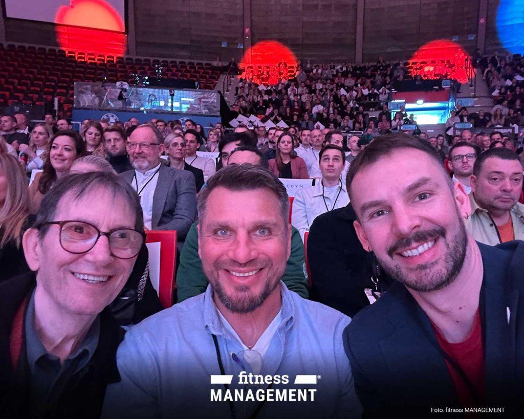 Selfie beim EGYM Kongress (von links): Refit Kamberovic, Nicola Scheller und Janosch Marx beim EGYM Kongress 2025