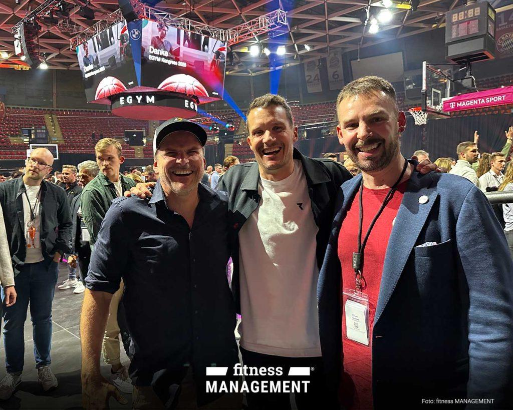 Haben beim EGYM Kongress sichtlich Spaß (von links) Daniel Unger (Triathlon Weltmeister 2007), Keynote-Speaker Jan Frodeno und Janosch Marx (Geschäftsfüher fitness MANAGEMENT)