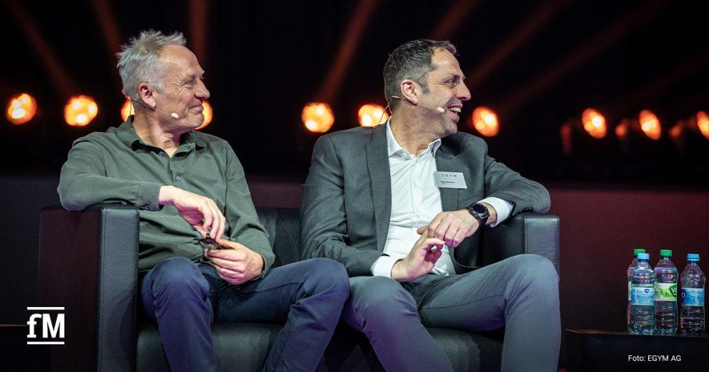 Locker, aber fokussiert: Hochkarätige Speaker wie Christian Streich (links) und Mark Warnecke teilen persönliche Erfahrungen und Erfolgsstrategien auf dem EGYM Kongress 2025
