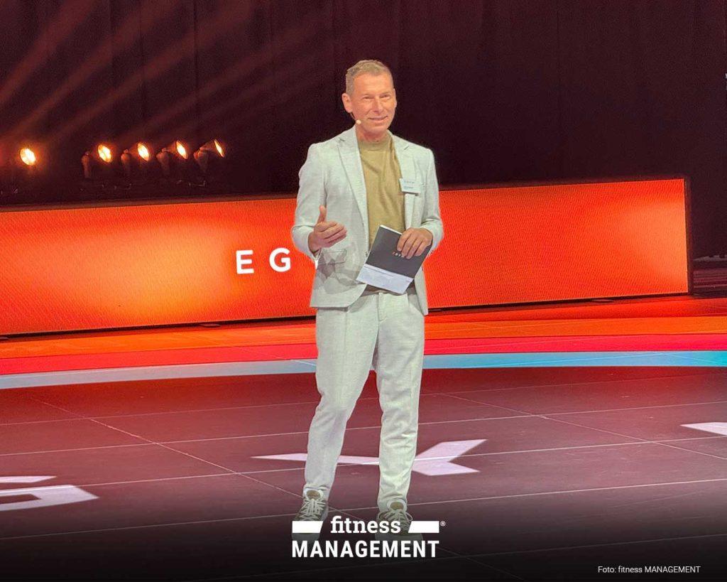 Markus Othmer führte als Moderator durch den EGYM Kongress 202