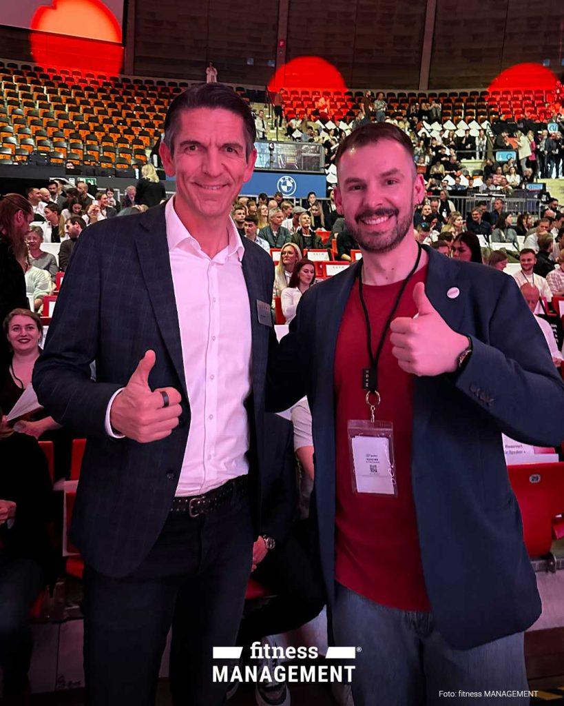 Daumen hoch für den EGYM Kongress 2025: Deniz Aytekin und Janosch Marx