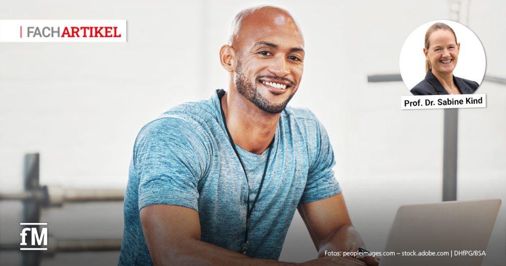 Ein lächelnder Mann mit Glatze, kurzem Bart und blauen Augen sitzt in einem hellen Fitnessstudio. Er trägt ein blaues T-Shirt und eine schwarze Trillerpfeife an einem Band um den Hals. Vor ihm steht ein aufgeklappter Laptop. Im unscharfen Hintergrund sind Trainingsgeräte erkennbar. Links unten befindet sich das als 'fM' abgekürzte Logo von fitness MANAGEMENT in weißer Schrift. In der rechten oberen Ecke ist kreisförmig ein Porträtfoto von Prof. Dr. Sabine Kind eingeblendet, darunter ihr Name in schwarzer Schrift. Oben links steht in Großbuchstaben und grauer und roter Schrift 'Fachartikel'.