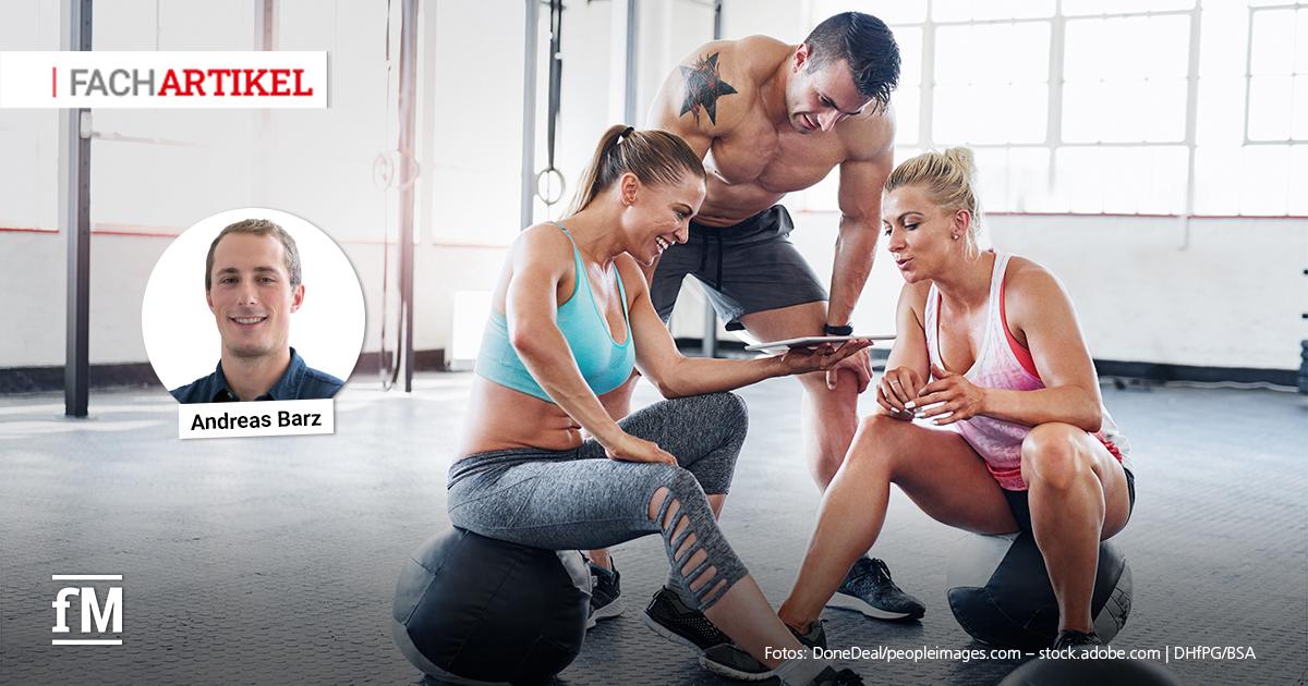 Im Vordergrund erklärt eine Trainerin in schwarzem Poloshirt einer Kundin die Trainingsdaten auf einem großen Touchscreen im Fitnessstudio. Im Hintergrund sind moderne Geräte zur Bewegungsförderung zu sehen. Links im oberen Bilddrittel ist ein rundes Porträt des Autors Andreas Barz zu sehen, darüber steht 'Fachartikel', der erste Teil in grauer, der zweite Teil in roter Schrift.
