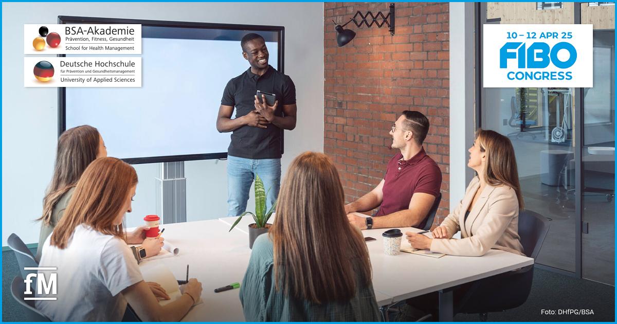 Ein Mann präsentiert vor einer kleinen Gruppe in einem modernen Seminarraum. Auf dem Bildschirm hinter ihm steht nichts. Oben links befinden sich Logos der 'BSA-Akademie' und der 'Deutschen Hochschule für Prävention und Gesunheitsmanagement' und oben rechts das Logo des 'FIBO Congress 2025'.