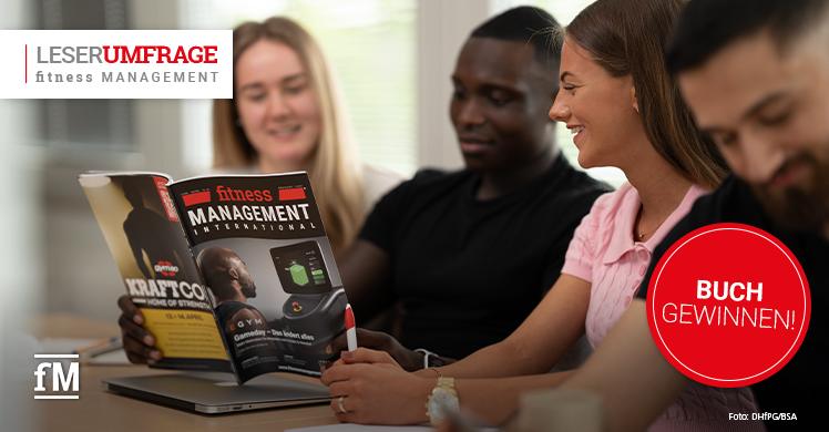 Drei junge Menschen lesen die fitness MANAGEMENT international. Sie sitzen an einem Tisch, links eine blonde Frau mit langen Haaren, in der Mitte ein junger Mann mit schwarzen Haaren in schwarzem T-Shirt, rechts eine braunhaarige Frau mit rosa Polohemd. Ganz rechts ist das Gesicht eines jungen Mannes mit Bart zu sehen.