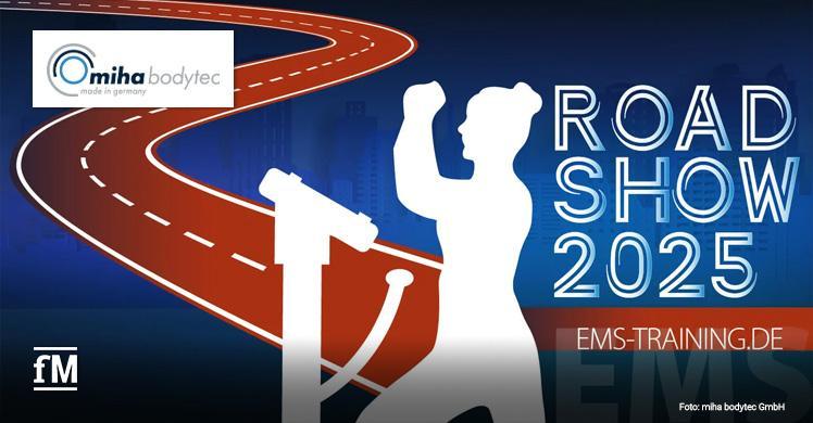 Ein grafisches Banner für die miha bodytec Roadshow 2025. Auf der Illustration ist eine Person zu sehen, die mit einem EMS-Gerät trainiert. Der Hintergrund zeigt eine Straße, die symbolisch den Weg der Roadshow darstellt. Der Text 'ROAD SHOW 2025' und 'EMS-TRAINING.DE' sind in weißen Großbuchstaben zu lesen. Links oben befindet sich das miha bodytec Logo. Unten links ist das fM-Logo abgebildet.