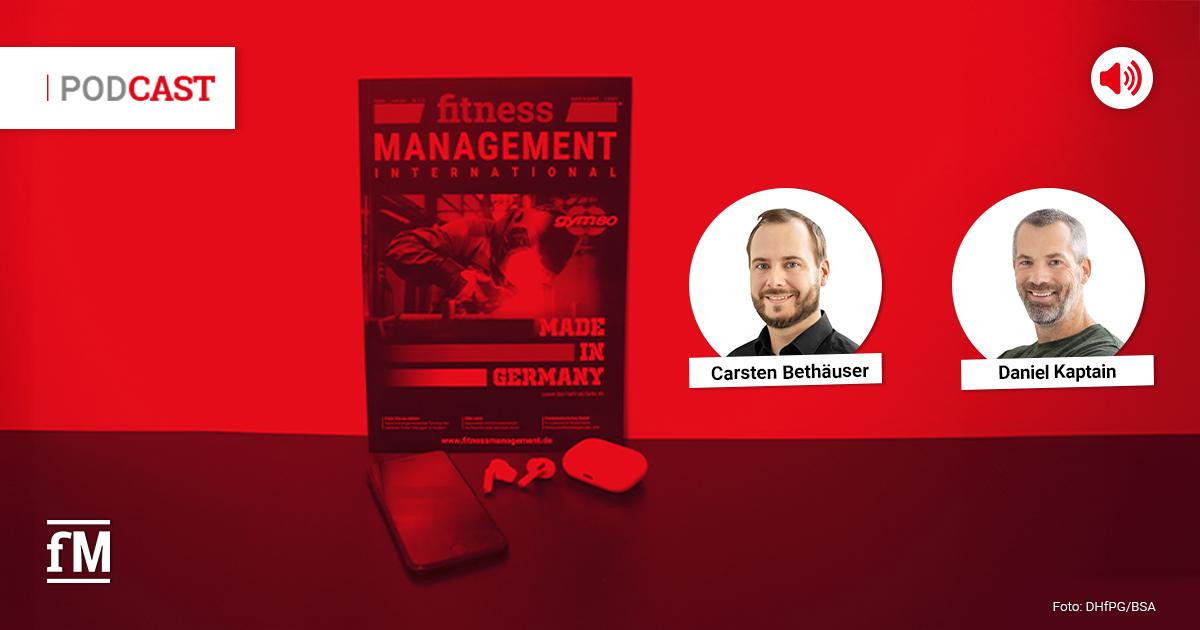 Podcast-Cover mit Bluetooth-Kopfhörer und Smartphone vor dem Covermotiv der fitness MANAGEMENT international im Hintergrund und daneben die Porträts von Carsten Bethäuser und Prof. Dr. Daniel Kaptain.