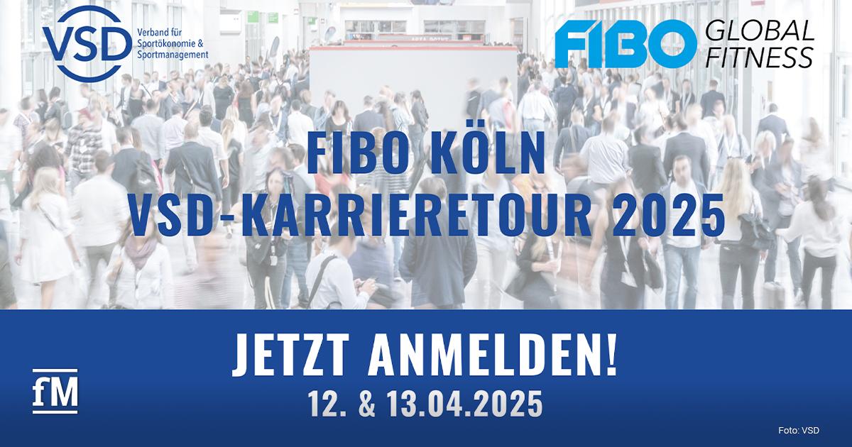 Menschenmenge in einer Messehalle, im Vordergrund dunkelblauer Text 'FIBO Köln VSD-Karrieretour 2025'. Darunter in weißen Großbuchstaben auf dunkelblauem Hintergrund 'Jetzt anmelden! 12. und 13.04.2025'