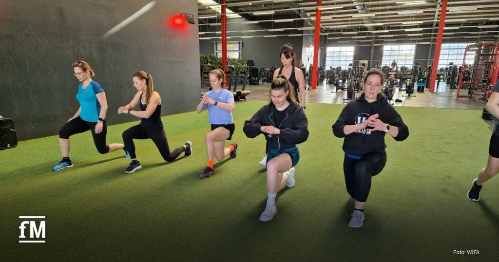 Schwitzen beim gemeinsamen HYROX-Workout