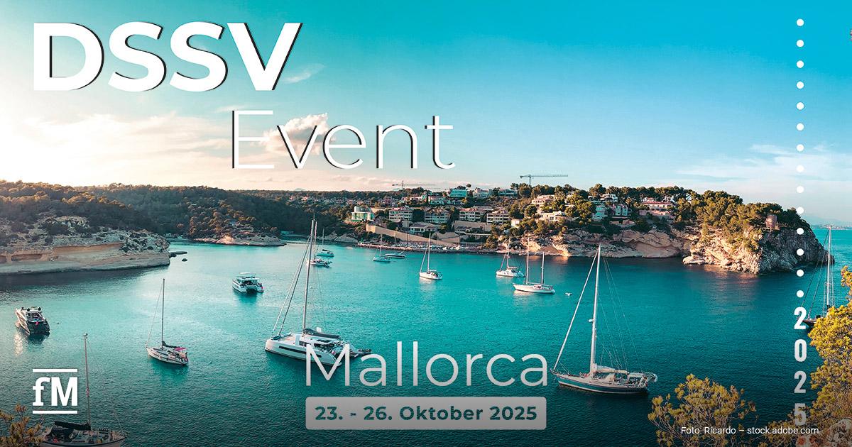 Türkisblaues Meer in einer Bucht vor einer Insel im Süden. Auf dem Wasser dümpeln weiße Segelboote. Der Text wirbt für das DSSV-Event 2025 auf Mallorca.