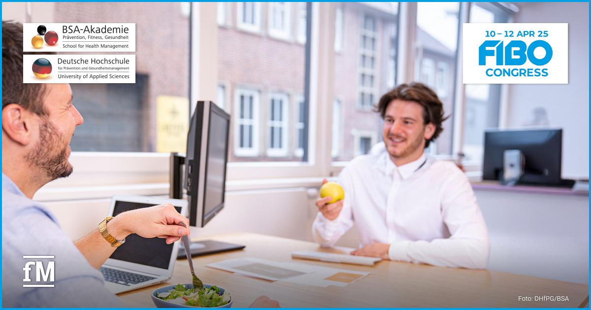 Zwei Männer sitzen sich in einem Büro gegenüber. Einer isst Salat, der andere hält einen Apfel. Links oben sind Logos der 'BSA-Akademie' und 'Deutsche Hochschule für Prävention und Gesundheitsmanagement', rechts das Logo des 'FIBO Congress'.