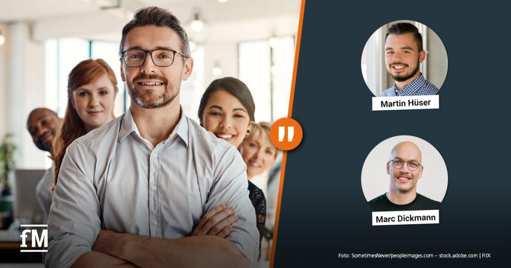 Bildmontage mit zwei Porträts von Martin Hüser und Marc Dickmann auf dunklem Hintergrund mit Zitatzeichen; links im Bild ein lächelndes Team im Büro.