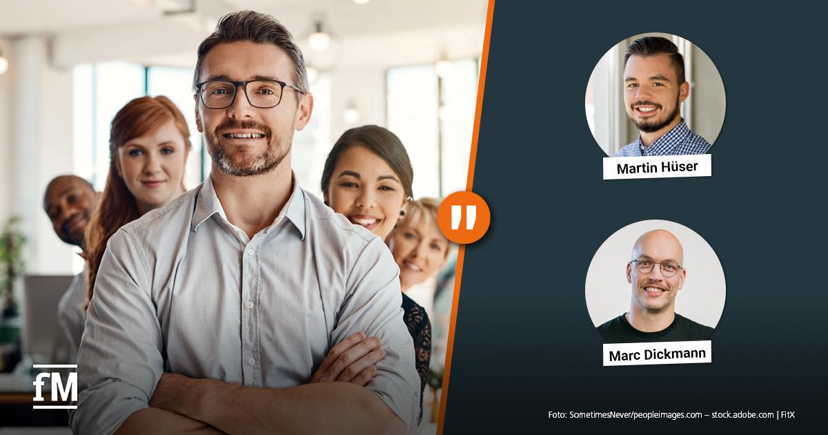 Bildmontage mit zwei Porträts von Martin Hüser und Marc Dickmann auf dunklem Hintergrund mit Zitatzeichen; links im Bild ein lächelndes Team im Büro.