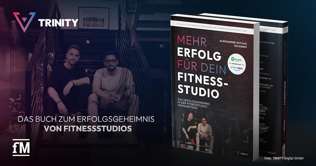 Tim Horst und Aleksander Ostojic sitzen auf einer Treppe und blicken in die Kamera. Daneben ist das Buch 'Mehr Erfolg für dein Fitnessstudio' abgebildet, das Tipps zur erfolgreichen Fitnessstudiobetreibung bietet