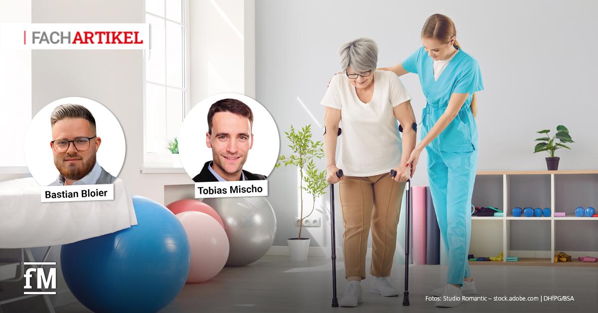 Eine ältere Frau mit grauen Haaren wird in einem hellen Raum von einer Physiotherapeutin in blauer Kleidung beim Gehen mit Gehhilfen unterstützt. Im Hintergrund stehen Gymnastikbälle und Trainingsgeräte.