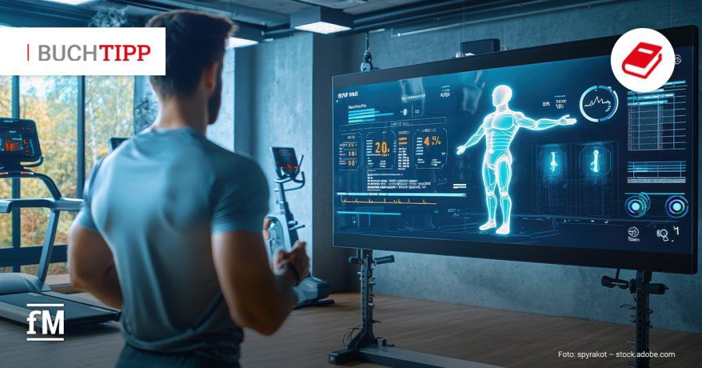Ein Mann steht in einem modernen Fitnessstudio vor einem großen, interaktiven Bildschirm, der eine digitale Darstellung eines menschlichen Körpers samt Leistungsdaten zeigt. Auf dem Monitor sind Werte zu Puls, Muskelaktivität und Trainingsintensität zu sehen. Im Hintergrund befinden sich weitere Fitnessgeräte. In der oberen linken Bildecke steht der Hinweis 'Buchtipp', rechts oben in der Ecke befindet sich ein rotes stilisiertes Buchcover Icon und links unten das in Weiß das Logo 'fM'