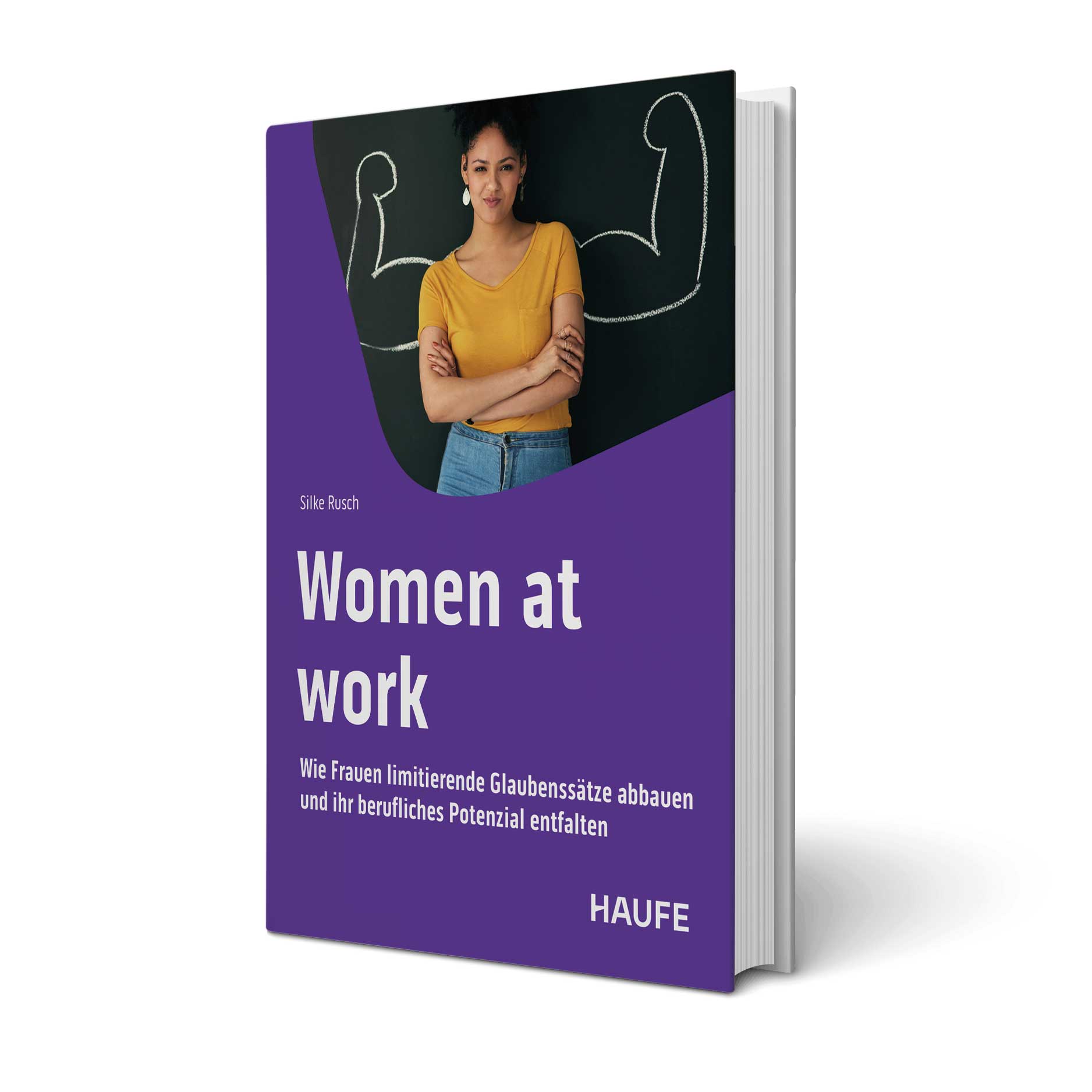 Buchcover des Titels 'Women at work' von Silke Rusch: Eine junge Frau steht vor einer schwarzen Tafel, auf der links und rechts von ihr zwei muskulöse Oberarme gezeichnet sind. Sie trägt ein gelbes T-Shirt, blickt selbstbewusst in die Kamera und steht vor einem lila Hintergrund mit dem Buchtitel.
