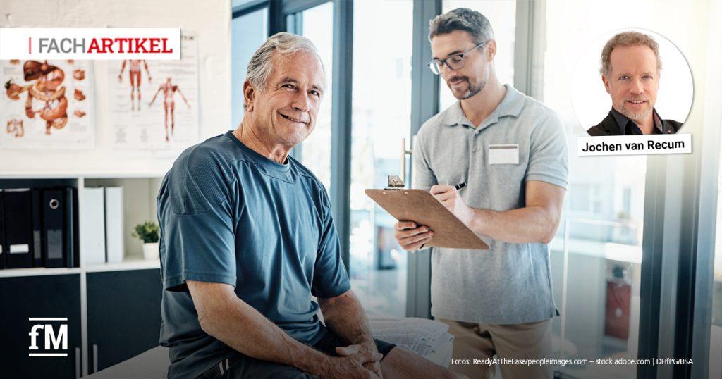 Ein älterer Mann in Sportkleidung sitzt auf einer Untersuchungsliege in einem hellen, modernen Behandlungsraum. Ein jüngerer Mann im grauen Polohemd steht daneben, hält ein Klemmbrett und notiert etwas. Beide lächeln. Links im Hintergrund sind anatomische Poster zu sehen. Oben links steht „FACHARTIKEL“, oben rechts ist ein Porträtbild von Jochen van Recum eingeblendet.