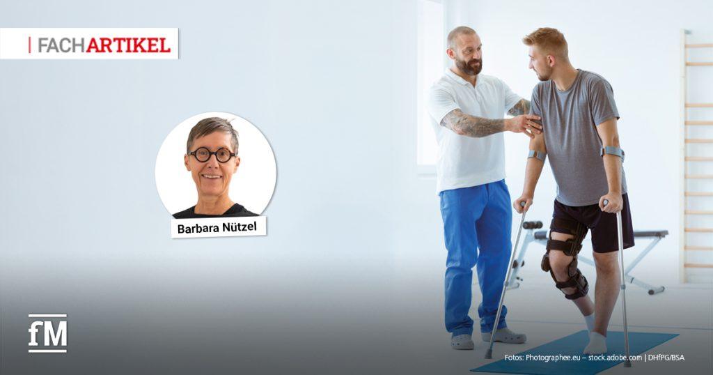 Eine Physiotherapeutin unterstützt einen jungen Mann mit Beinorthese und Unterarmgehstützen beim Gehen; oben links Portraitfoto von Barbara Nützel mit dem Hinweis 'Fachartikel'.