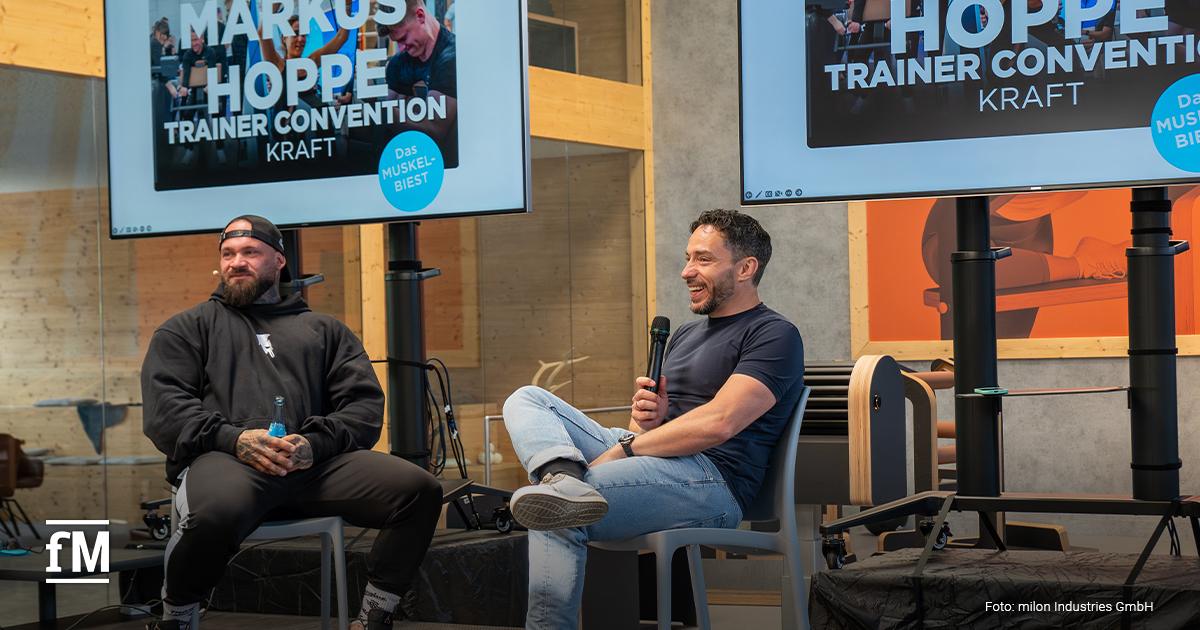 Markus Hoppe und Wolf Harwath sitzen im Gespräch auf der Bühne der Trainer Convention