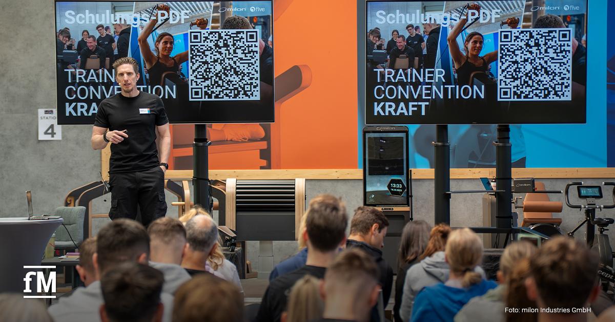 Florian Prunkl-Beinert steht vor einer Gruppe und präsentiert milon & five Innovationen