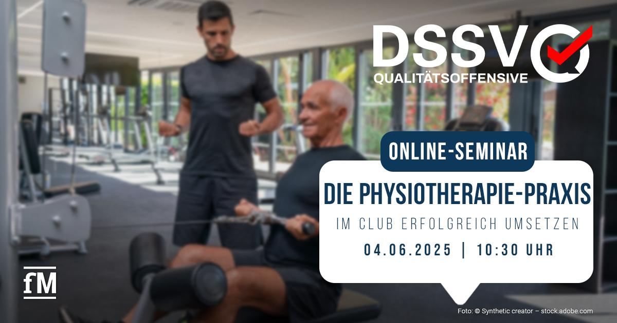 Ein älterer Mann trainiert unter Anleitung eines Trainers an einem Gerät zur Beinstreckung in einem modernen, hellen Fitnessstudio. Im Vordergrund eingeblendet ist der Hinweis auf ein Online-Seminar mit dem Titel „Die Physiotherapie-Praxis im Club erfolgreich umsetzen“, das am 4. Juni 2025 um 10:30 Uhr stattfindet.