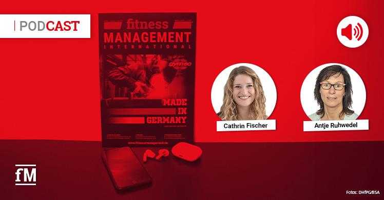 Rotes Podcast-Motiv mit dem Magazin 'fitness MANAGEMENT' im Hintergrund, Smartphone, Kopfhörern und Case. Rechts sind die Porträts von Cathrin Fischer und Antje Ruhwedel mit Namen zu sehen. Oben links steht in Großbuchstaben 'Podcast', der erste Teil grau, der zweite 'Cast' ist rot.