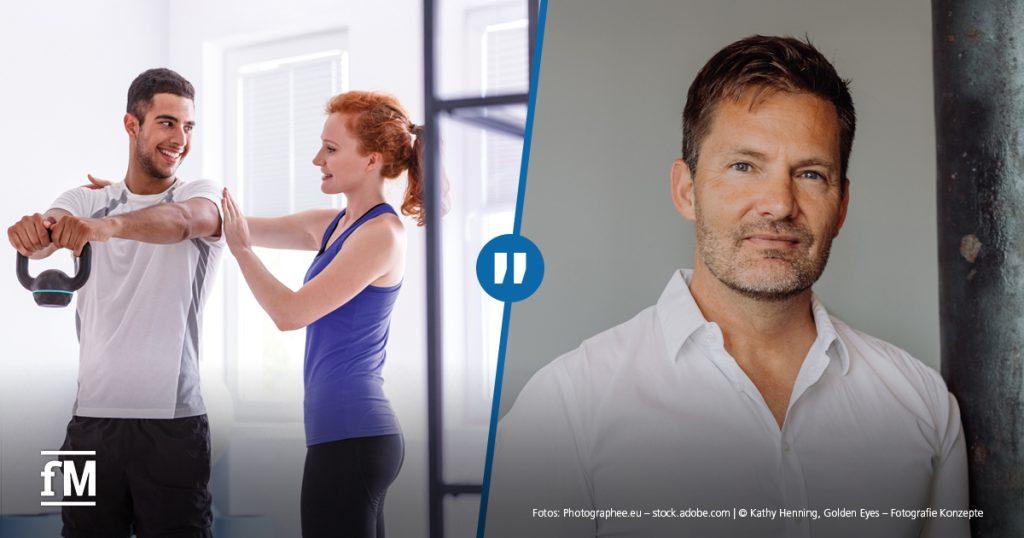 Ein geteiltes Bild: Links, eine Trainerin unterstützt einen jungen Mann beim Training mit einer Kettlebell. Rechts, ein Porträt von Christian Graupner vor neutralem Hintergrund – er trägt ein weißes Hemd und blickt freundlich in die Kamera.