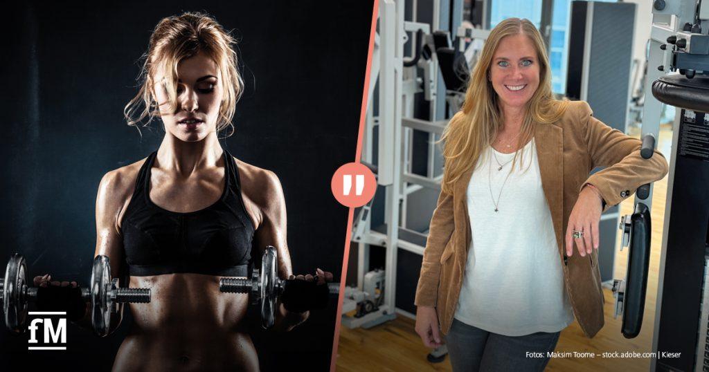 Links die sportliche Frau mit Hanteln. Rechts eine blonde Frau in heller Bluse und braunem Blazer. Sie lehnt an einem Fitnessgerät und lächelt freundlich in die Kamera.
