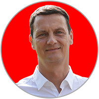 Auf dem Bild ist Prof. Dr. Ulf Sobek zu sehen. Er trägt kurze dunkle Haare und ein weißes Hemd.