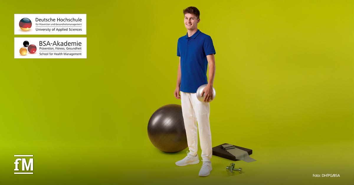 Ein junger Mann im blauen Polohemd und weißer Hose steht vor grünem Hintergrund mit einem Medizinball in der Hand. Neben ihm liegen ein Gymnastikball, eine Matte, ein Theraband und Hanteln. Logos der DHfPG und BSA-Akademie sind eingeblendet.