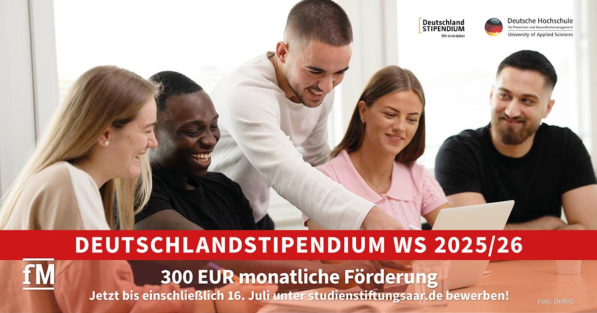 Fünf junge Erwachsene sitzen gemeinsam an einem Tisch, schauen auf ein Notebook und lachen. Im Vordergrund ein roter Banner mit Text zum Deutschlandstipendium für DHfPG-Studierende für das Wintersemester 2025/26