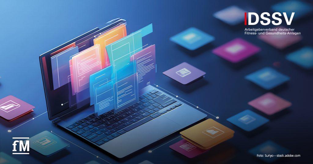 Ein aufgeklappter Laptop mit digitalen Dokumenten, die als schwebende Fenster über dem Bildschirm dargestellt sind. Im Hintergrund bunte App-Symbole auf dunklem Verlauf. Rechts oben das Logo des DSSV – Arbeitgeberverband deutscher Fitness- und Gesundheits-Anlagen.