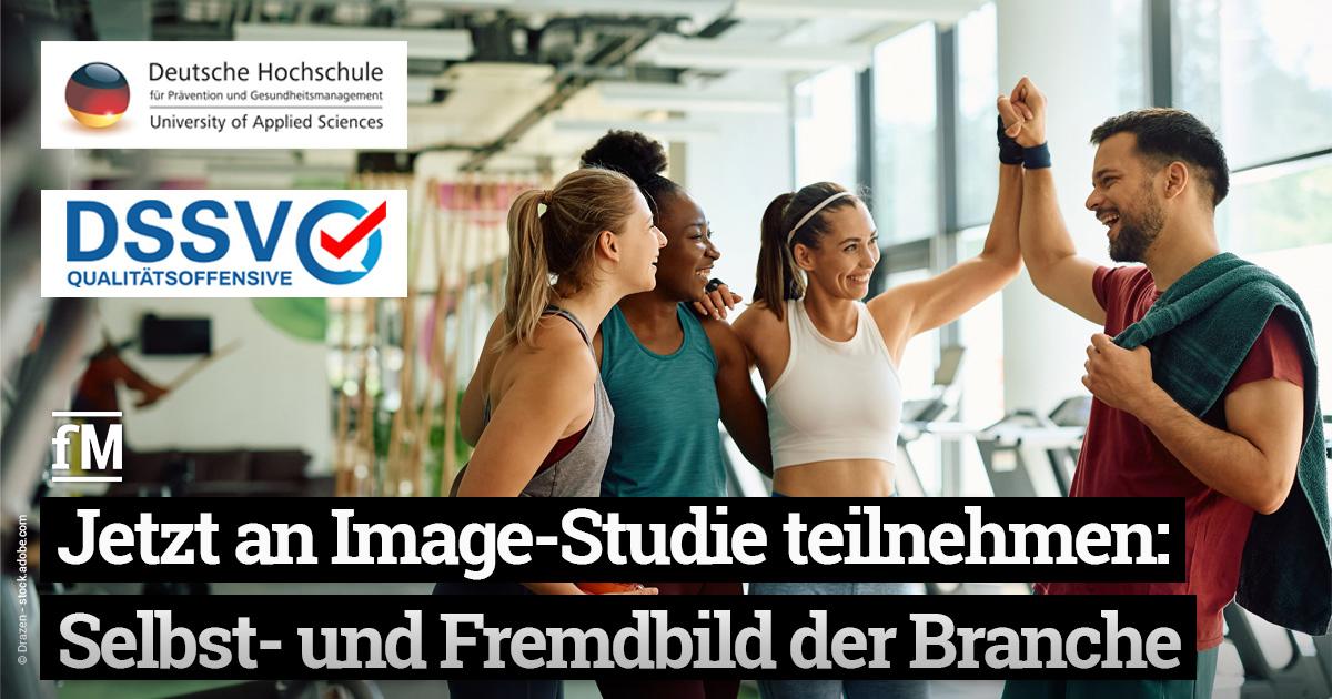 Vier sportlich gekleidete junge Erwachsene freuen sich in einem modernen Fitnessstudio. Links oben Logos der DHfPG und des DSSV. Unten der Aufruf zur Teilnahme an einer Image-Studie zur Fitnessbranche.