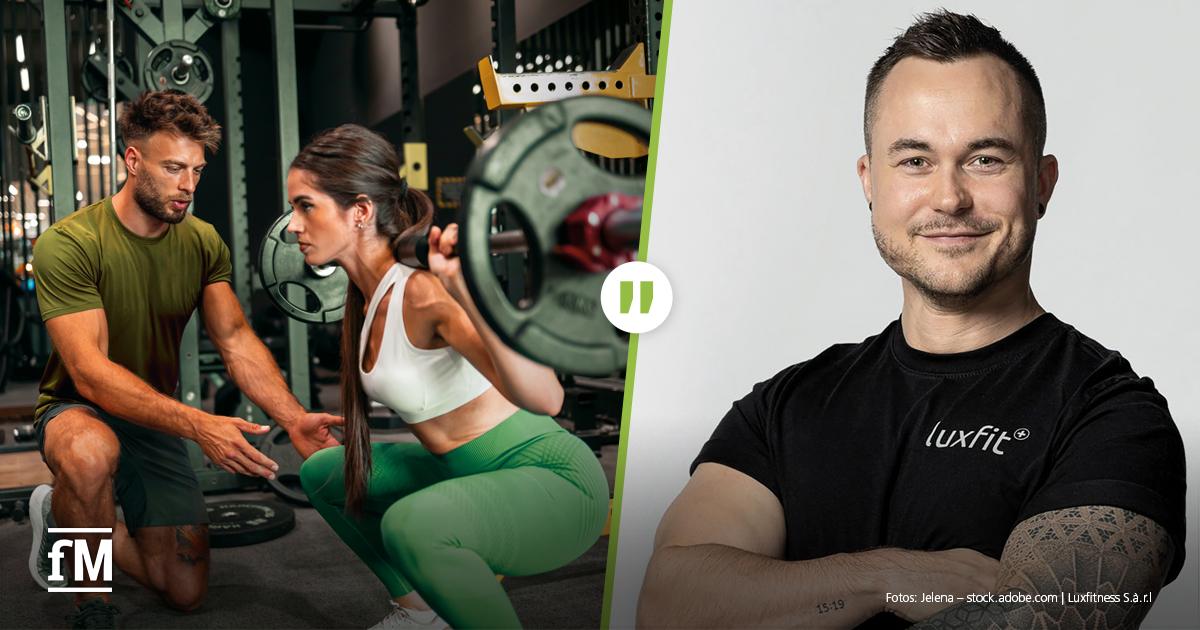 Zweiteiliges Bild: Links begleitet ein Trainer eine Frau beim Kniebeugen-Training mit Langhantel in einem modernen Fitnessstudio. Rechts ist Marvin Theobald im Porträt mit verschränkten Armen abgebildet, er lächelt vor neutralem Hintergrund.