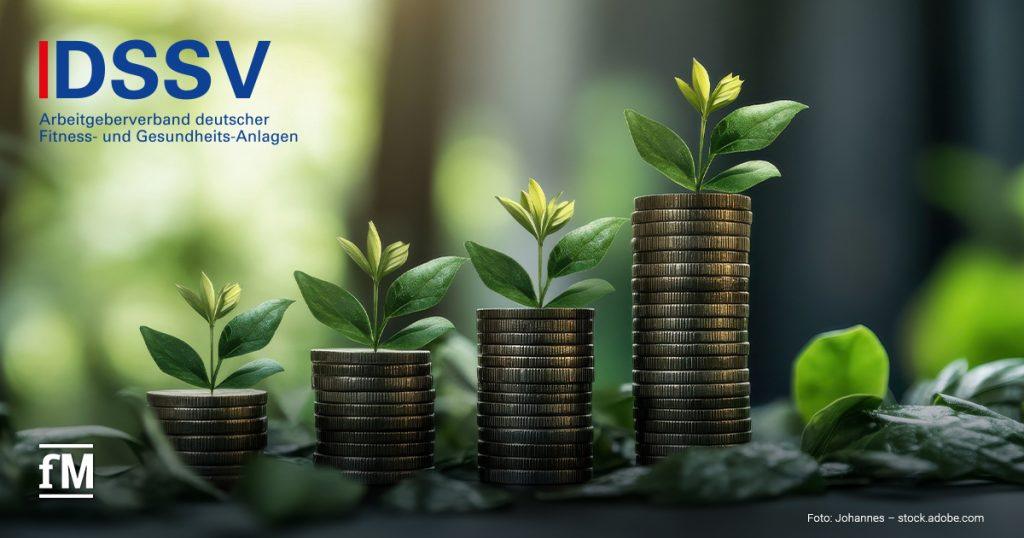 Vier unterschiedlich hohe Münzstapel mit wachsenden grünen Pflanzen symbolisieren finanzielle Entwicklung und Nachhaltigkeit. Links oben ist das Logo des DSSV – Arbeitgeberverband deutscher Fitness- und Gesundheits-Anlagen.