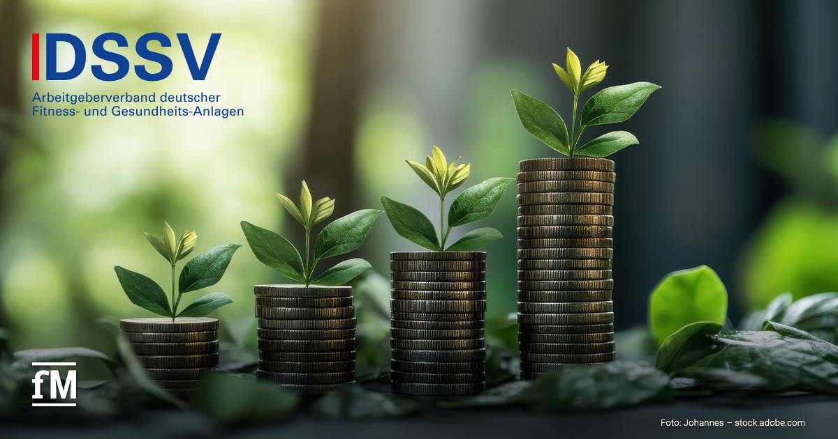 Vier unterschiedlich hohe Münzstapel mit wachsenden grünen Pflanzen symbolisieren finanzielle Entwicklung und Nachhaltigkeit. Links oben ist das Logo des DSSV – Arbeitgeberverband deutscher Fitness- und Gesundheits-Anlagen.