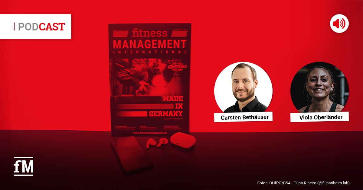 Grafik zum Podcast 'Fitness im Ohr' mit einem Cover der Zeitschrift 'fitness MANAGEMENT international', AirPods und Smartphone; runde Porträtfotos von Carsten Bethäuser und Viola Oberländer eingeblendet.