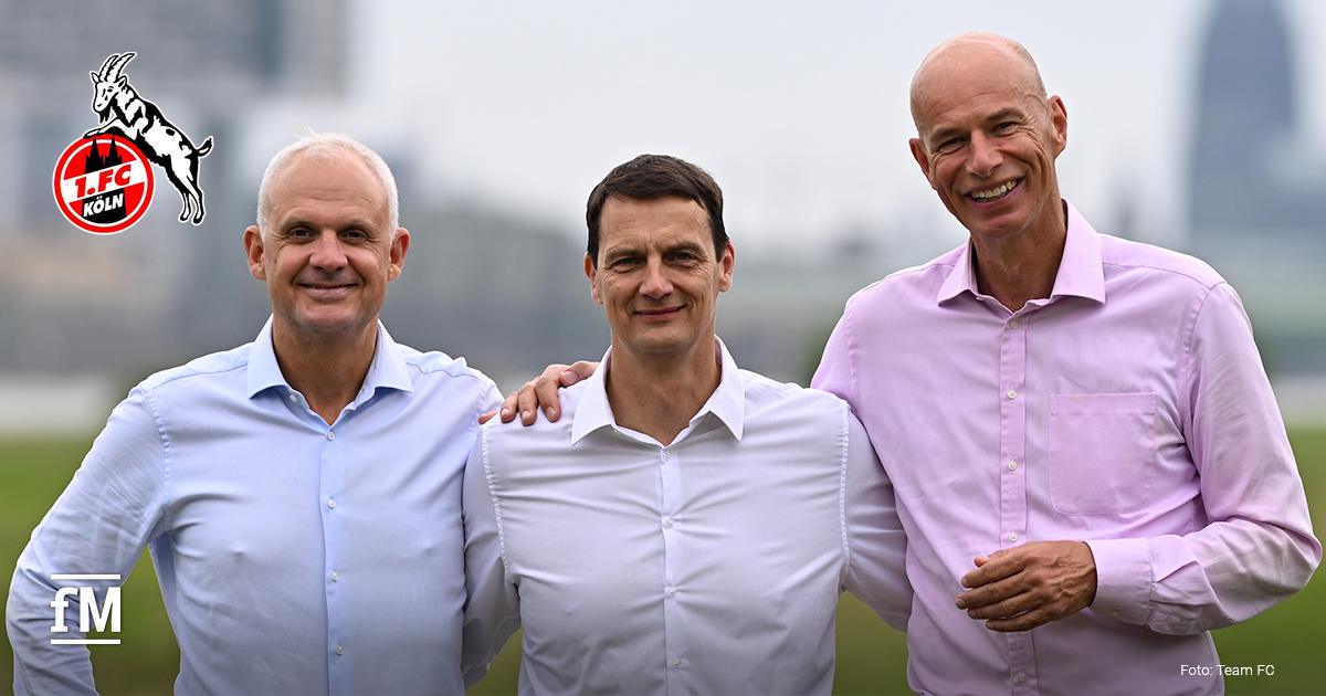 Drei Männer (v.l.n.r.: Dr. Jörg Alvermann, Prof. Dr. Ulf Sobek & Jörn Stobbe) in Hemden stehen Arm in Arm nebeneinander, lächeln in die Kamera; links oben ist das Logo des 1. FC Köln eingeblendet.