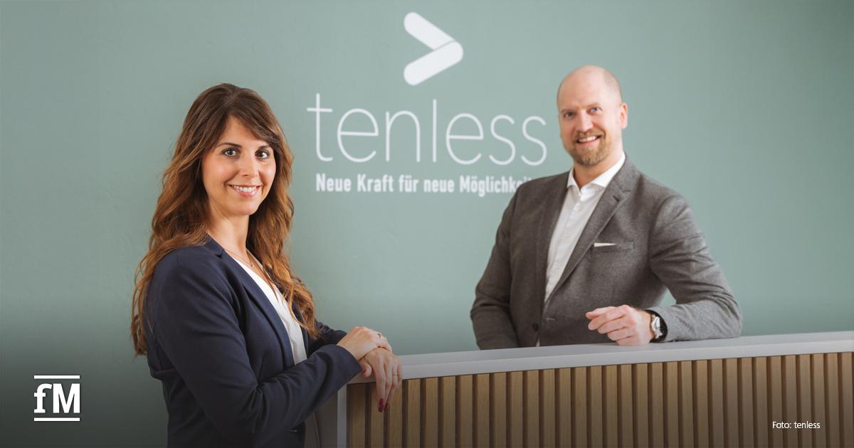 Zwei Personen stehen an einem Empfangstresen vor einer mintgrünen Wand mit dem weißen Logo 'tenless – Neue Kraft für neue Möglichkeiten'. Links steht eine Frau (Rita De Pippo-Albrecht) mit langen, braunen Haaren in einem dunkelblauen Blazer. Rechts ein Mann (David Lehner) mit Glatze und Bart in grauem Sakko. Beide lächeln in die Kamera.