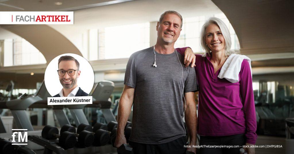 Zwei ältere Menschen im Fitnessstudio, lächelnd mit Sportkleidung; kleines Porträtfoto von Alexander Küstner eingeblen det.