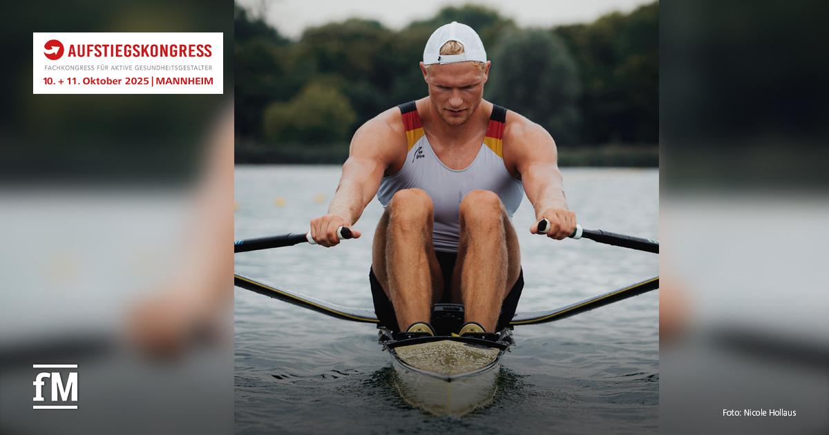 Ein Ruderer in Sportkleidung sitzt im Einer-Boot und rudert auf einem ruhigen Gewässer. Er trägt eine Kappe und schaut konzentriert nach vorn. Links oben im Bild befindet sich das Aufstiegskongresslogo.
