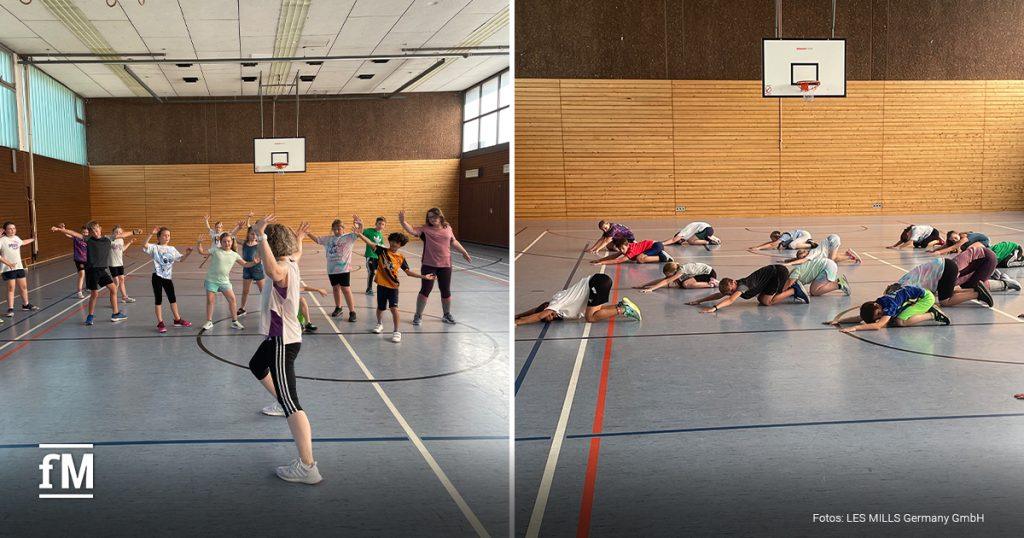 Zweigeteiltes Bild: Links: Kinder stehen verteilt in der Turnhalle und heben die Arme bei einer Übung. Rechts: Kinder dehnen sich auf dem Boden, alle in einer entspannten Position.
