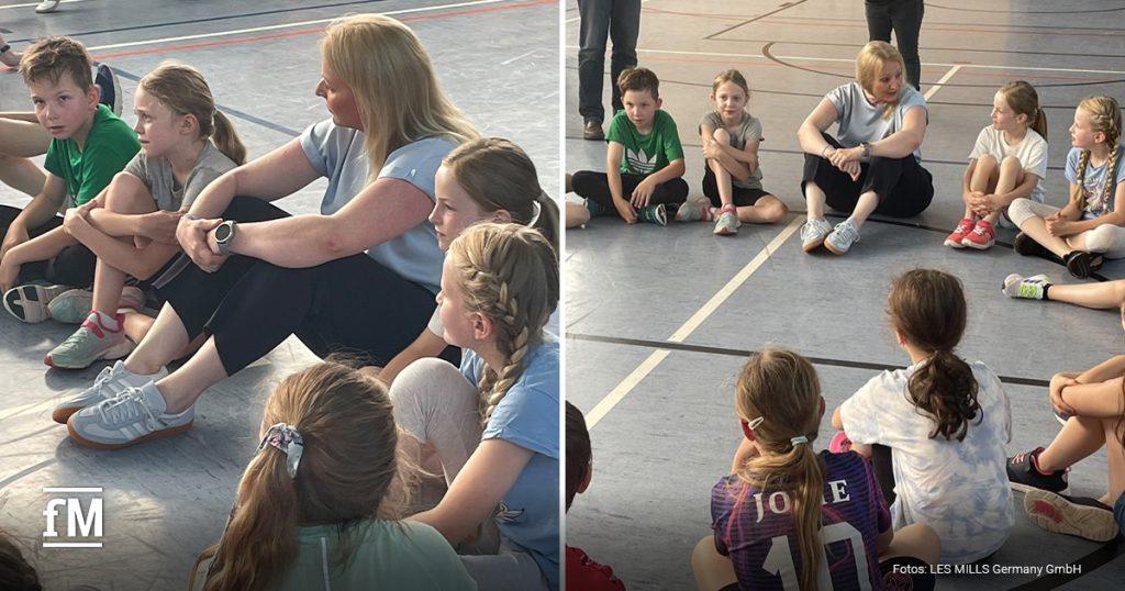 Zweigeteiltes Bild: Links: Lehrerin sitzt mit Kindern eng im Kreis auf dem Hallenboden, alle hören aufmerksam zu. Rechts: ähnliche Szene mit größerem Kreis, Kinder schauen zur Lehrerin, im Hintergrund stehen Erwachsene.
