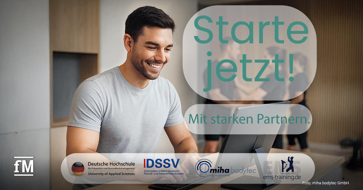 Ein junger Mann sitzt lächelnd vor einem Laptop. Im Hintergrund sind unscharf stehende Personen in EMS-Westen erkennbar. Auf dem Bild steht der Schriftzug „Starte jetzt! Mit starken Partnern.“ sowie Logos von DHfPG, DSSV, miha bodytec und ems-training.de.