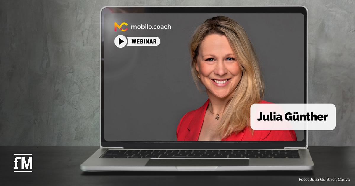 Laptop mit geöffneter Webinar-Ansicht: Porträt von Julia Günther, die lächelnd in rotem Blazer abgebildet ist. Oben links das Logo von mobilo.coach mit dem Hinweis 'Webinar'.