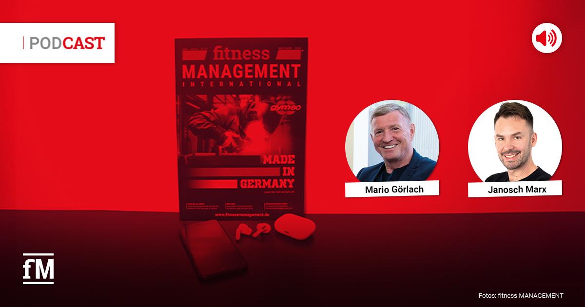 Grafik zum Podcast 'Fitness im Ohr' mit einem Cover der Zeitschrift 'fitness MANAGEMENT international', AirPods und Smartphone; runde Porträtfotos von Janosch Marx und Mario Görlach eingeblendet.