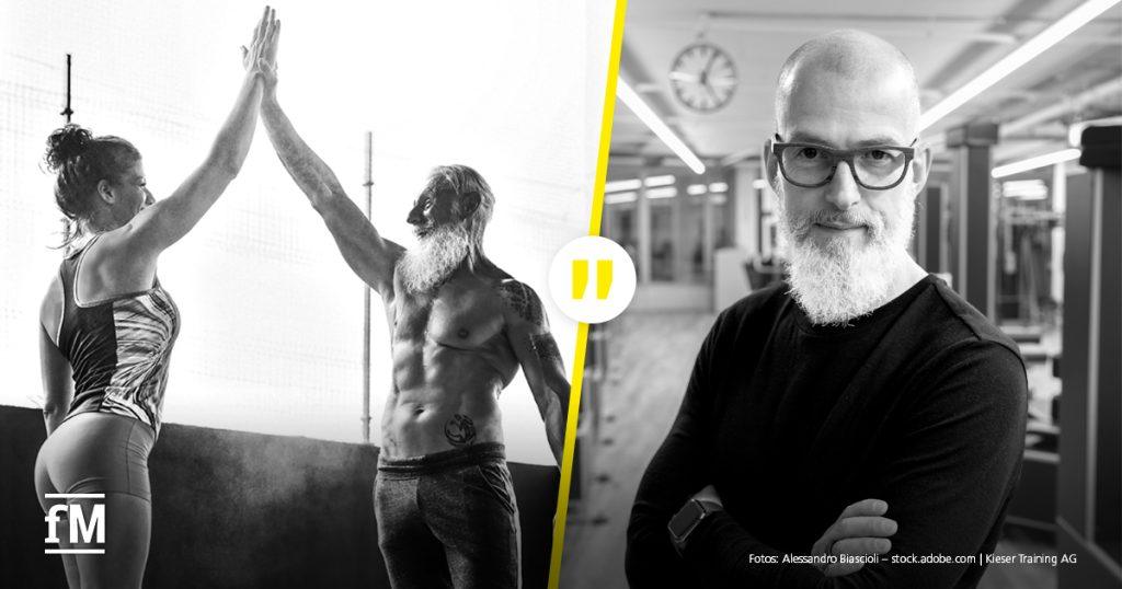 Geteiltes Bild in Schwarzweiß: Links eine Frau und ein älterer Mann geben sich beim Training ein High-Five, eine neongelbe Trennlinie mit Zitatmarkierung und rechts ein Mann mit Brille und weißem Bart (Kieser-COO Patrik Meier), verschränkt die Arme und lächelt in einem Fitnessstudio.