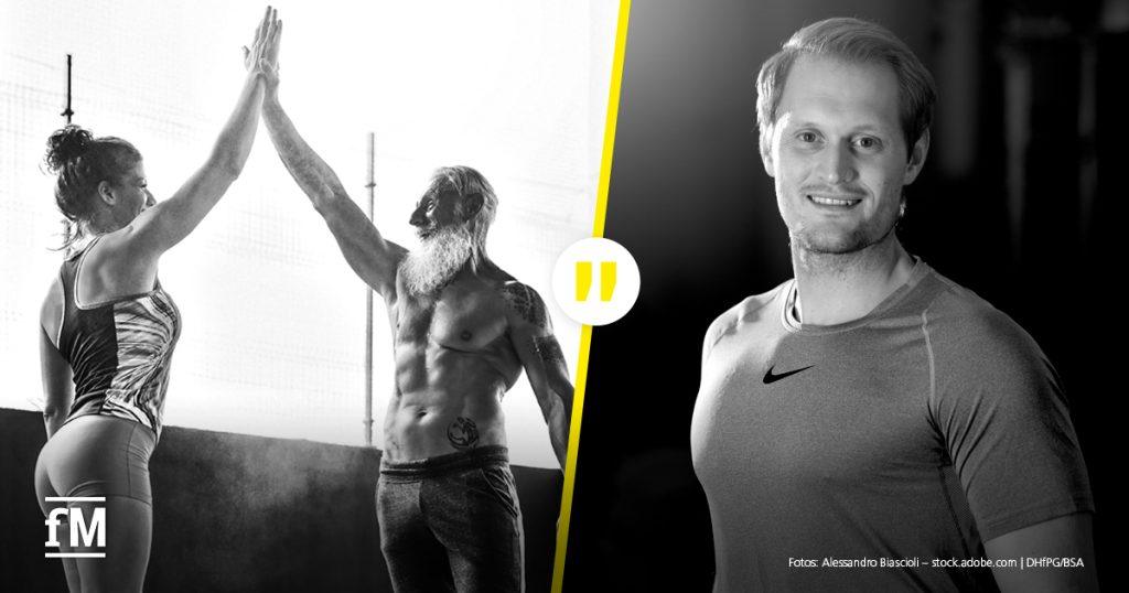 Geteiltes Bild in Schwarzweiß: Links eine Frau und ein älterer Mann geben sich beim Training ein High-Five, eine neongelbe Trennlinie mit Zitatmarkierung und rechts ein Mann (Sportwissenschaftler Marcel Reuter) im Sportshirt mit Nike-Logo lächelt in die Kamera vor dunklem Hintergrund